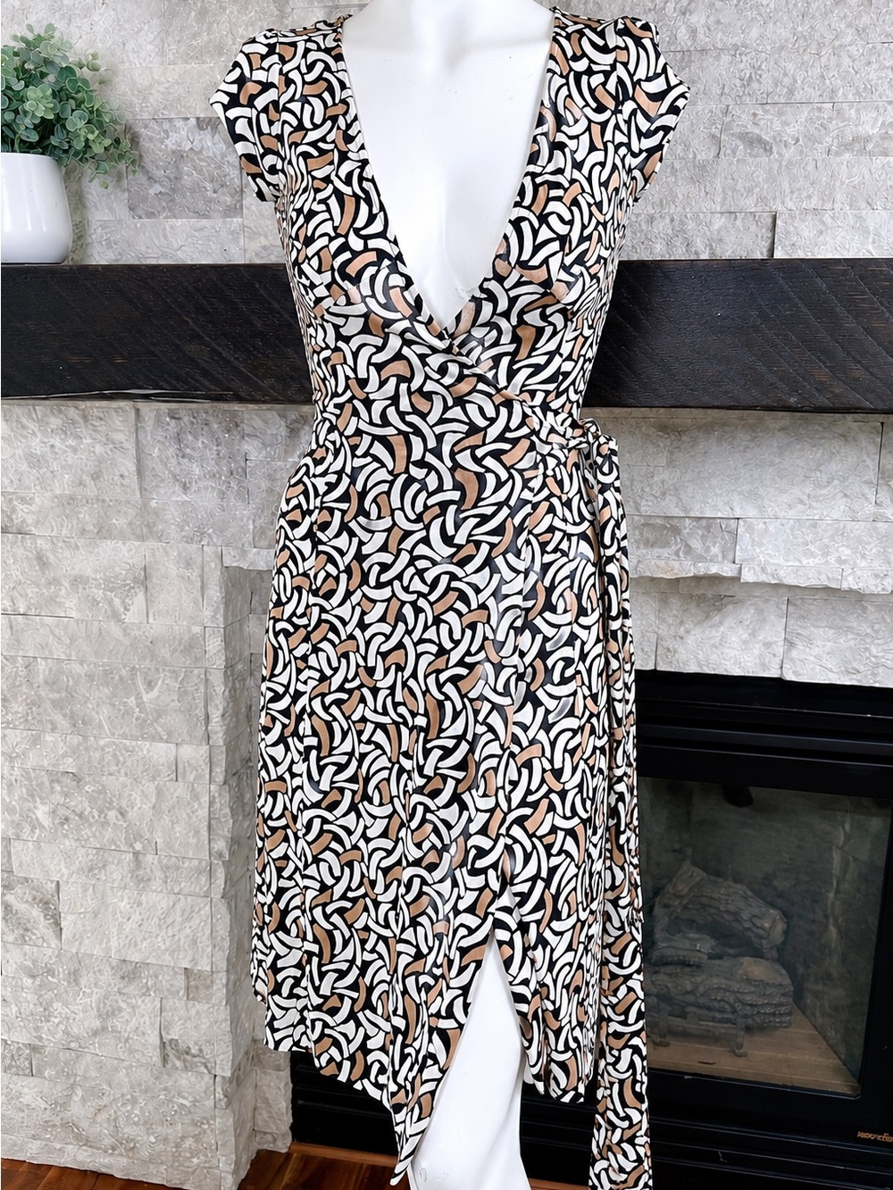 DVF 100% Silk Abstract Print Wrap Dress Size 2 Black Ivory Taupe